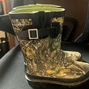 Boys outdoor camo boots